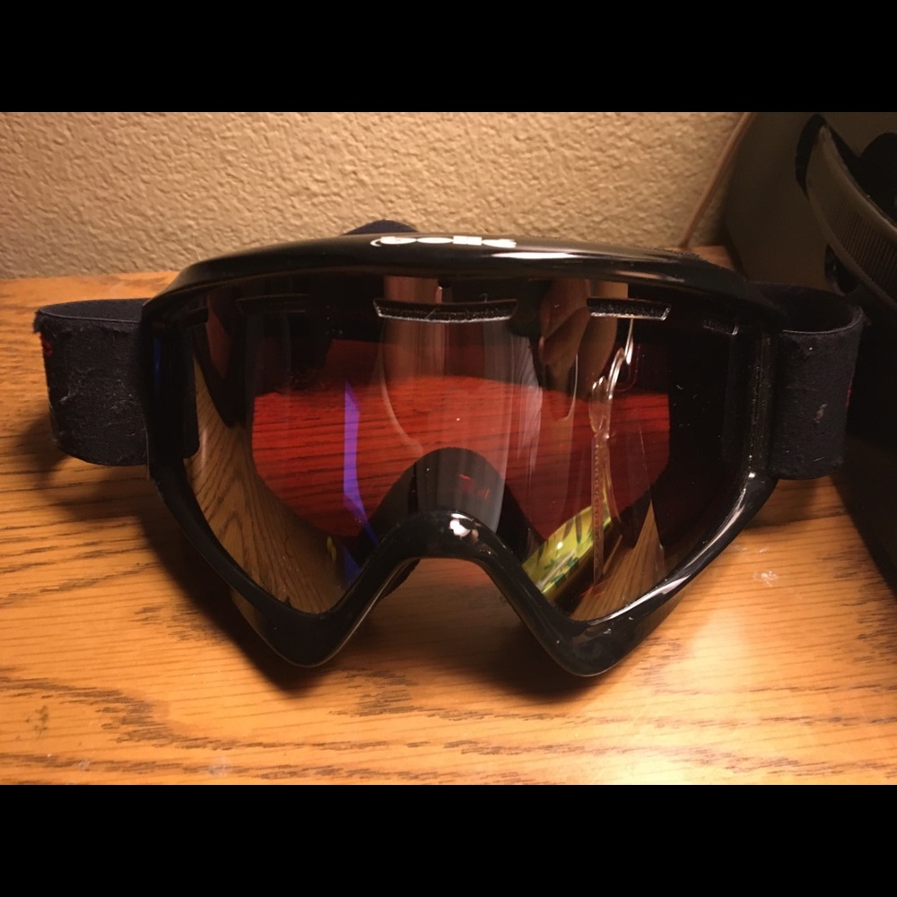 5 GOGGLES SMITH BALLE,SCOTT,SMITH & 2BLACK HELMETS